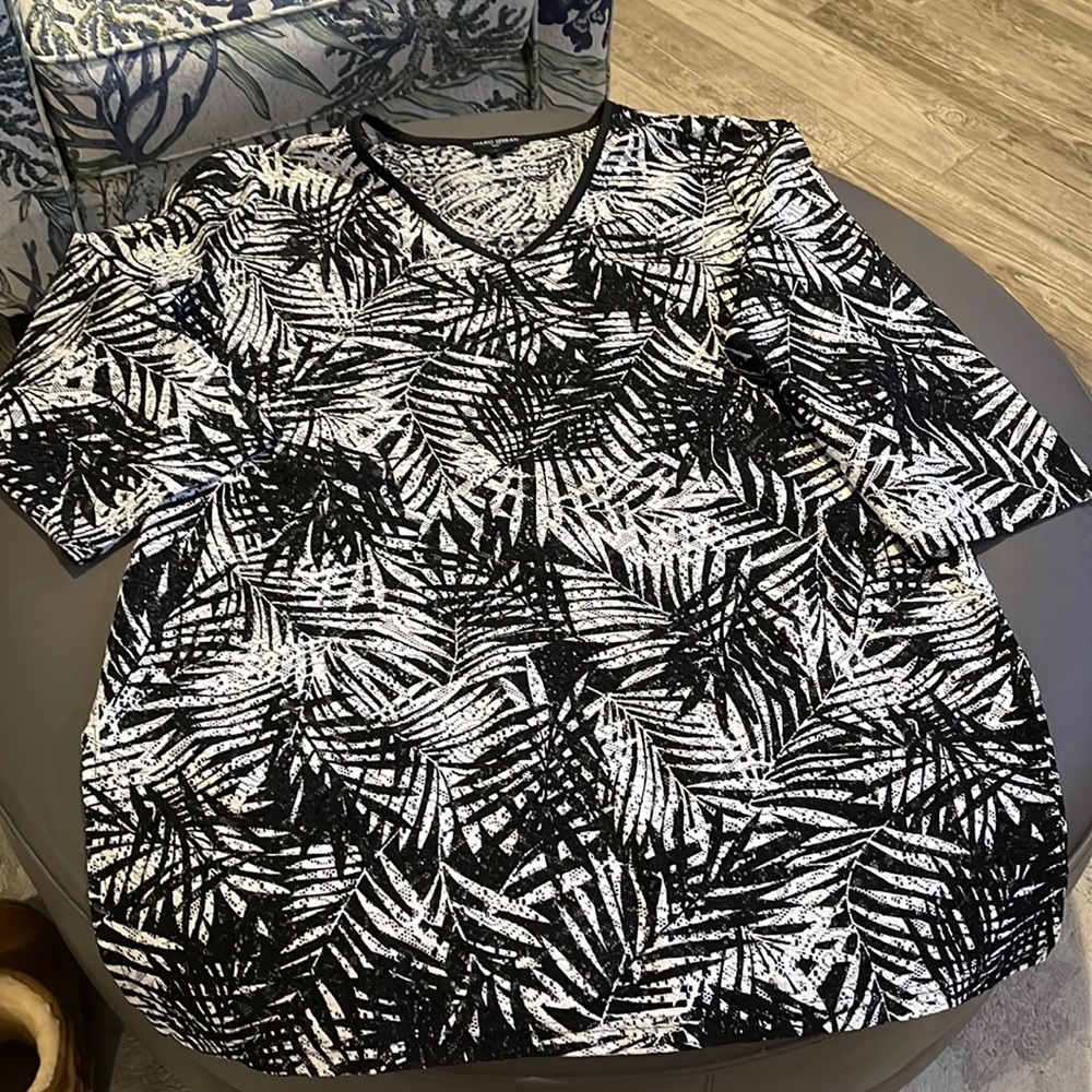 Ladies casual cover up.  Good quality, like new condition. black/white.
